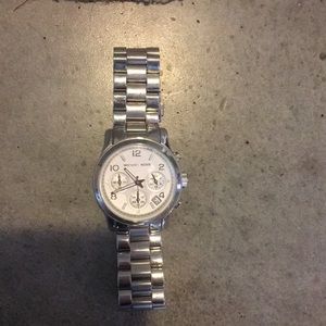 MICHAEL KORS SILVER WATCH.
